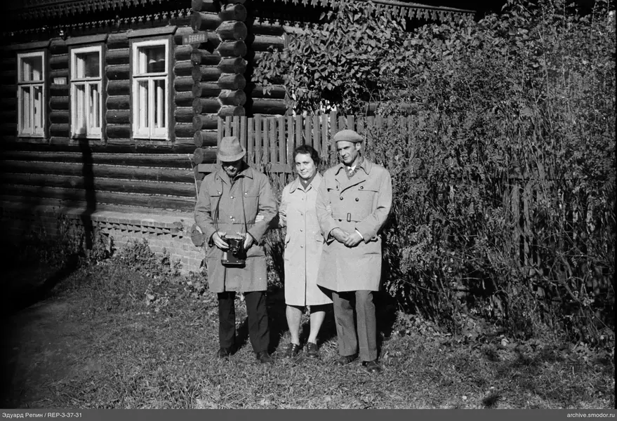 Gruppenporträt vor einem Holzhaus
