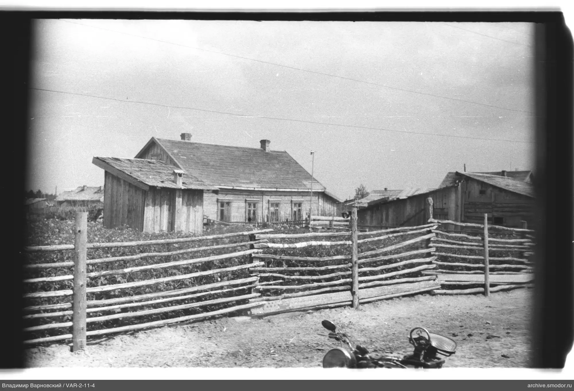 Holzhäuser und Motorrad