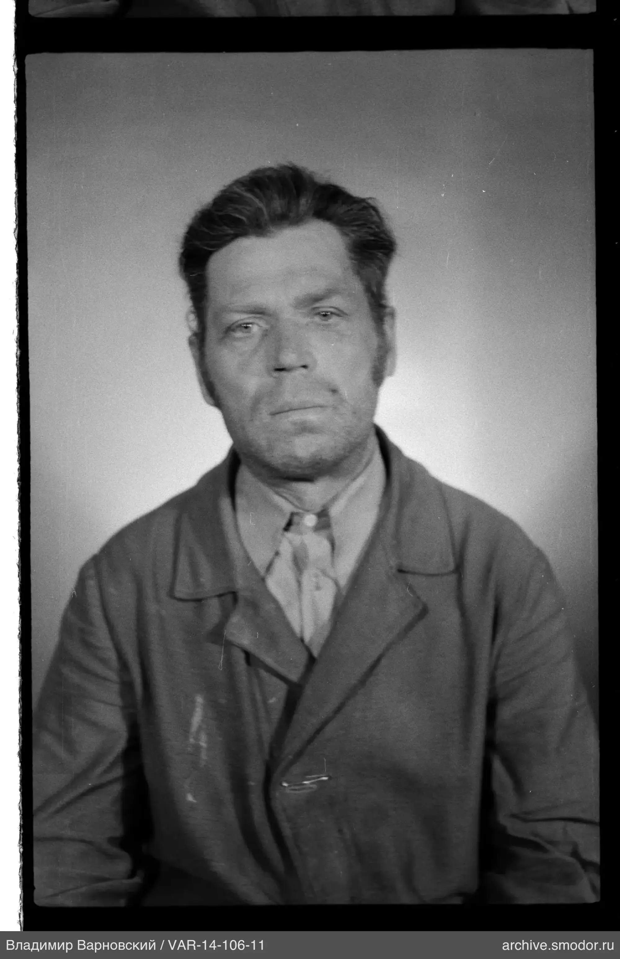 Porträt eines Mannes in Jacke und Hemd