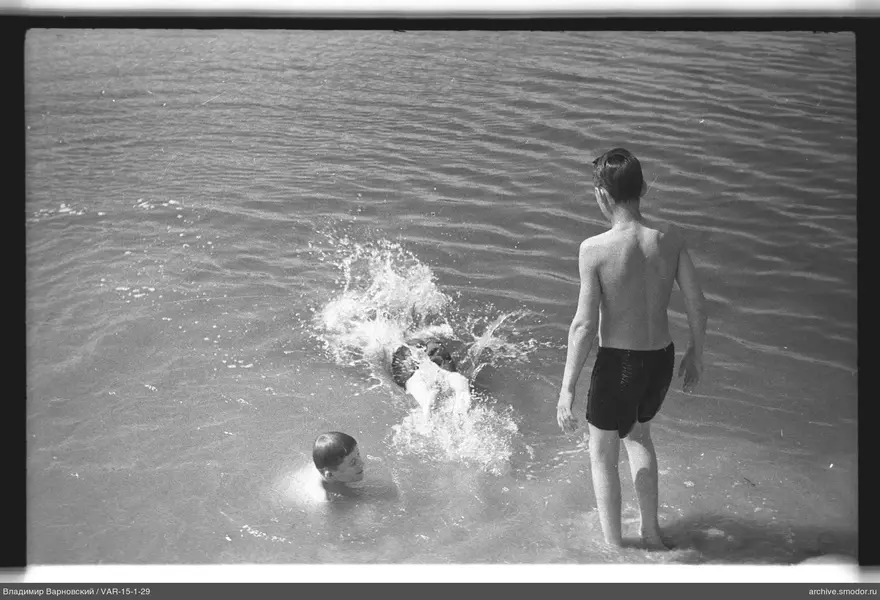 Drei Jungen im Wasser