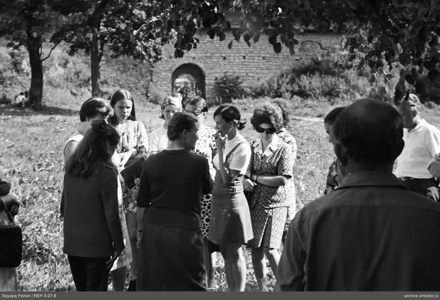 Gruppe von Frauen und Mann im Freien