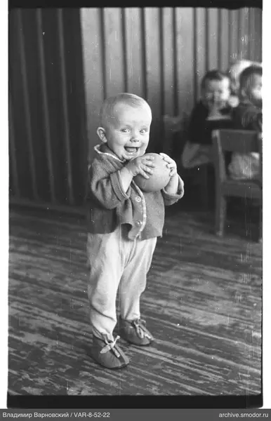 Kinderporträt mit Ball