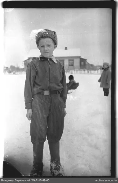 Junge mit Pelzmütze im Schnee