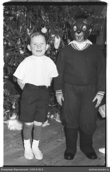 Zwei Jungen vor geschmücktem Weihnachtsbaum