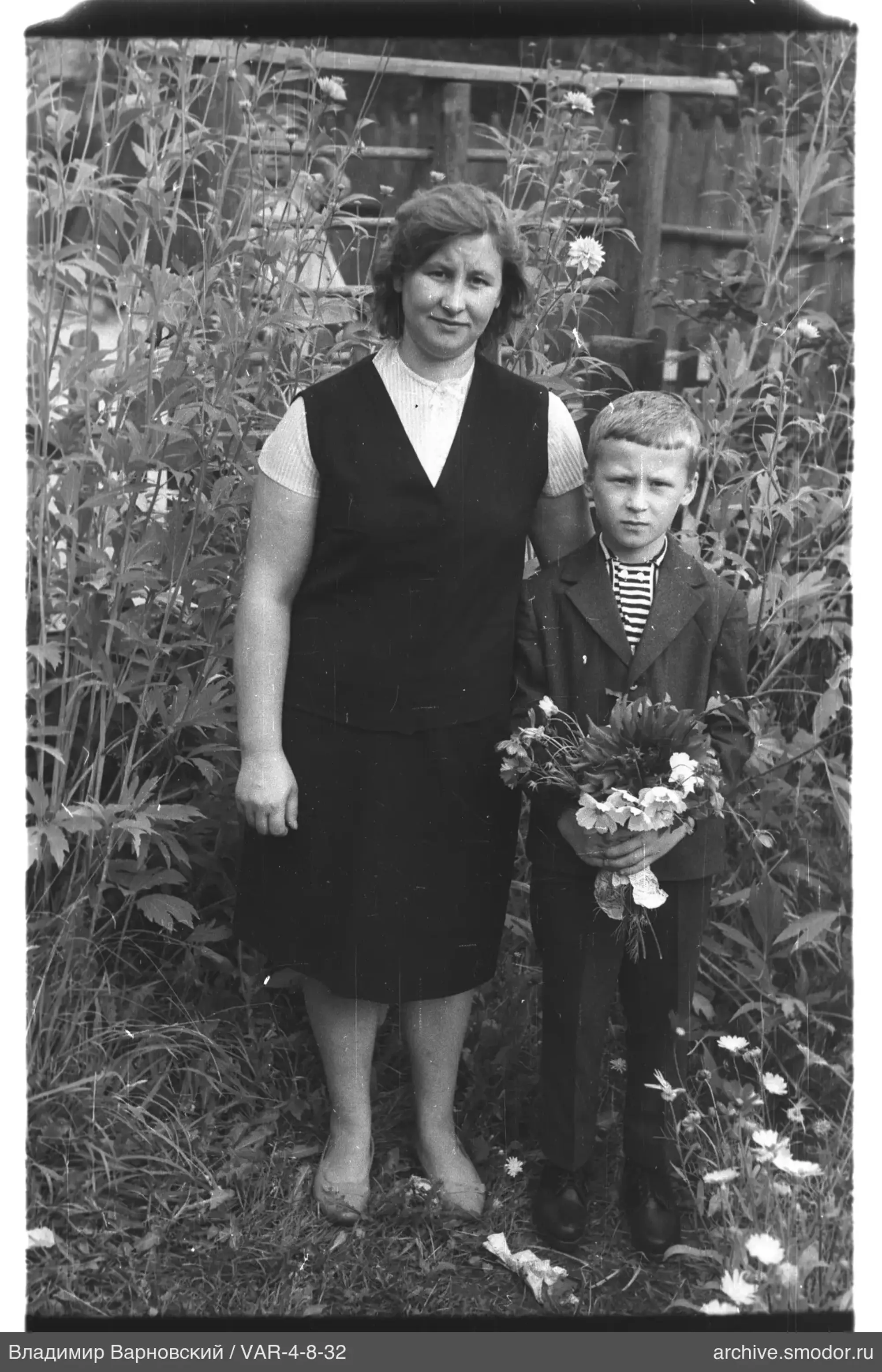 Frau und Junge mit Blumenstrauß