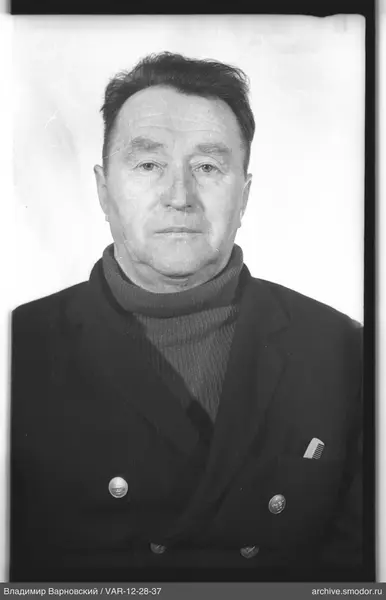 Porträt eines Mannes in Jacke und Pullover
