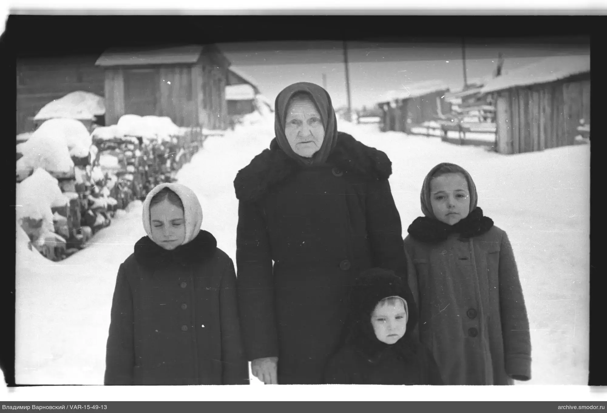 Gruppe auf verschneiter Straße