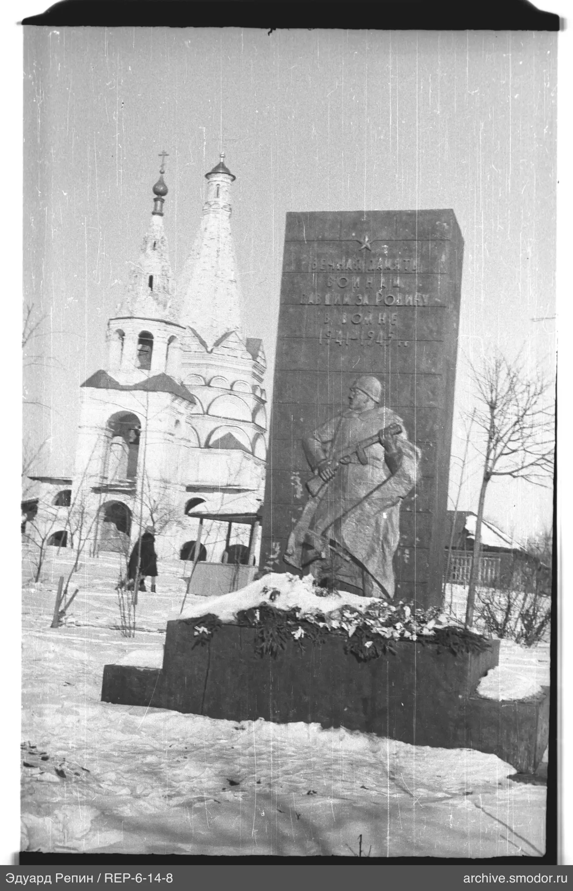 Памятник солдату у церкви