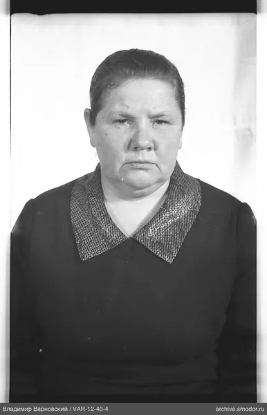 Porträt einer Frau in dunklem Kleid