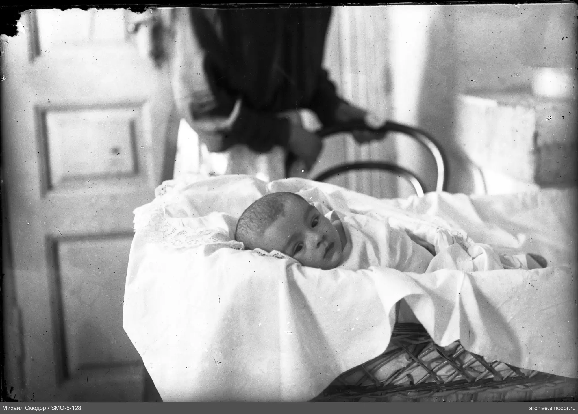 Säugling im Kinderbett im Innenraum