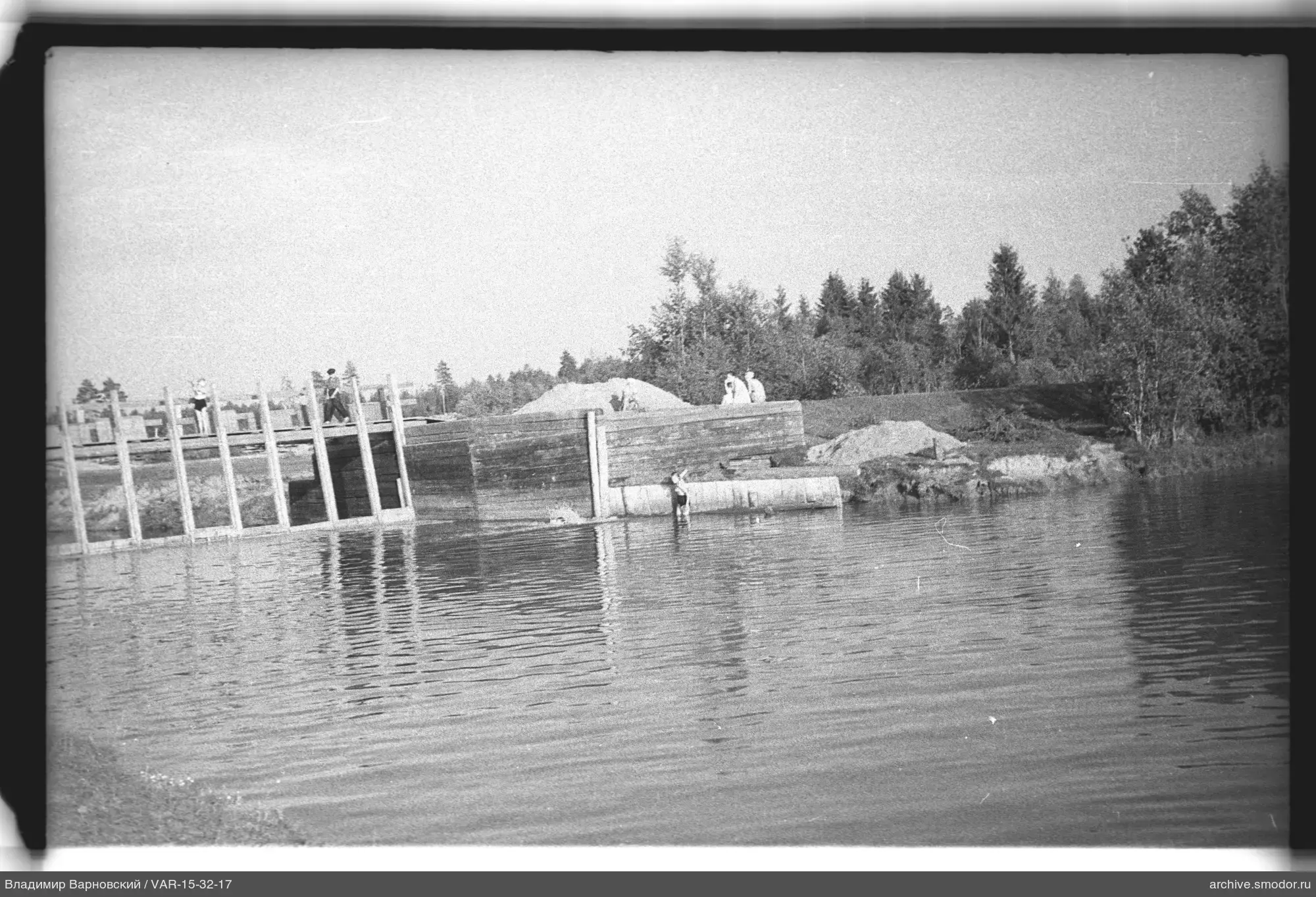 Person in Badebekleidung am Wasser