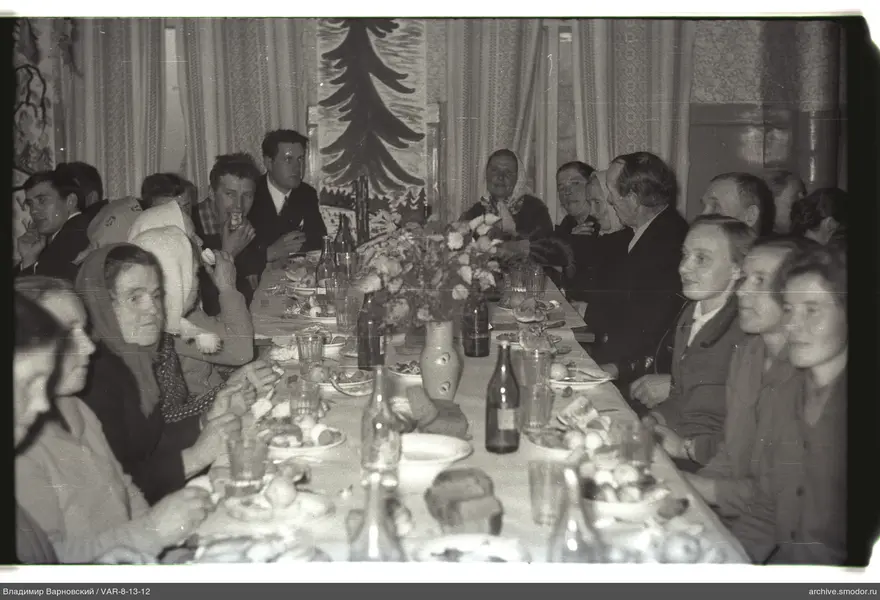 Gruppenporträt am Tisch