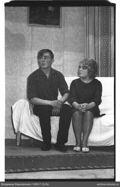 Mann und Frau auf einem Sofa