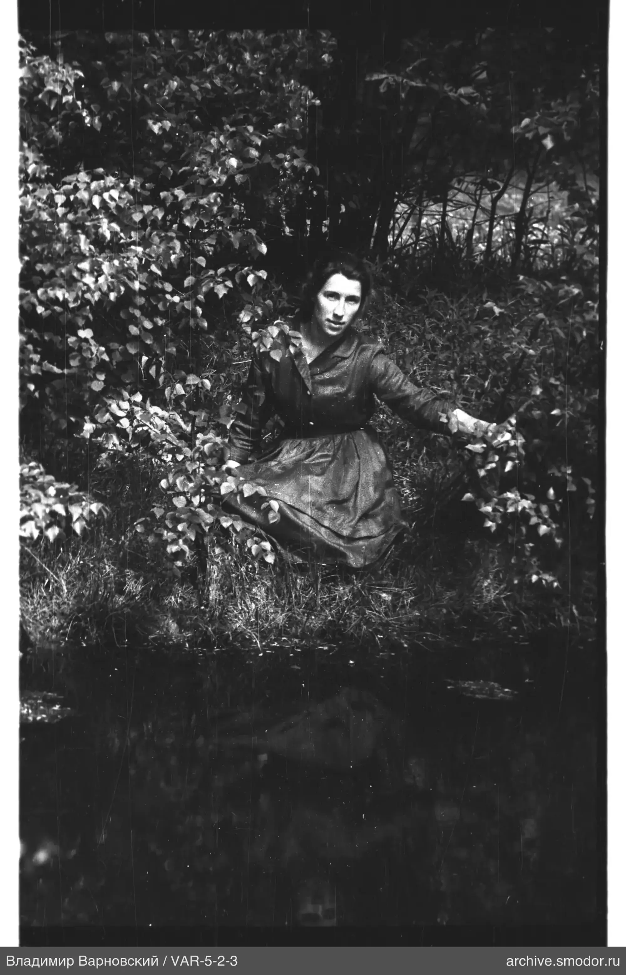Frau am Wasser auf dem Gras