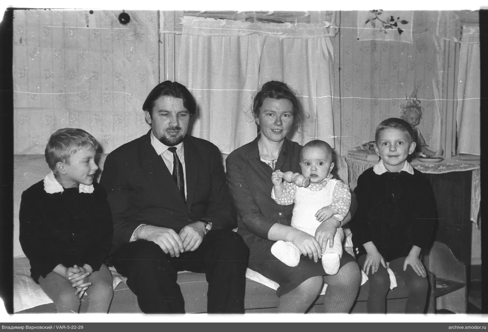 Gruppenporträt mit Säugling und Puppe