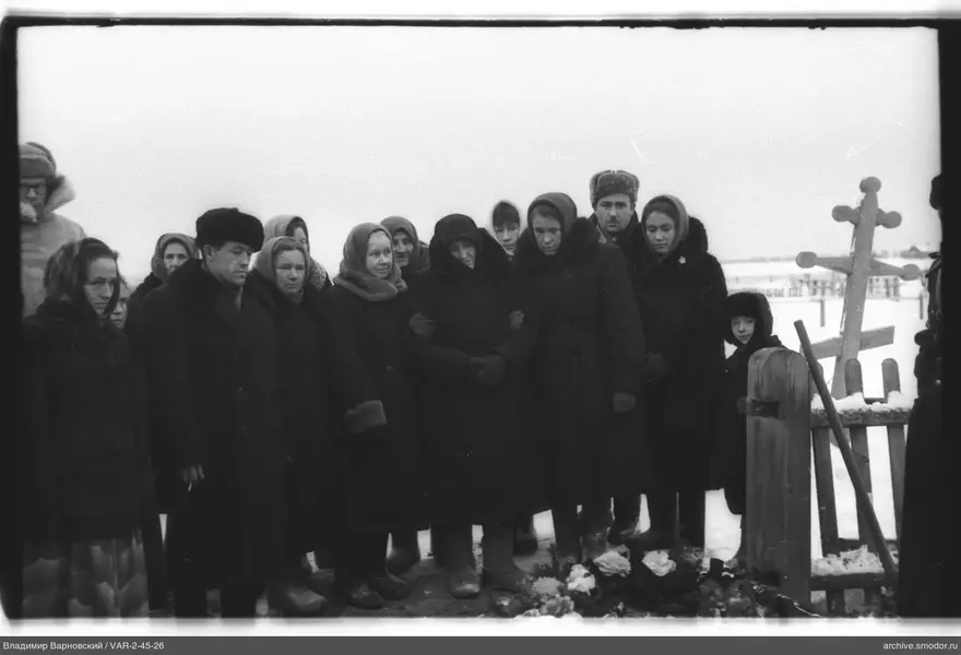 Группа у деревянного забора с крестом