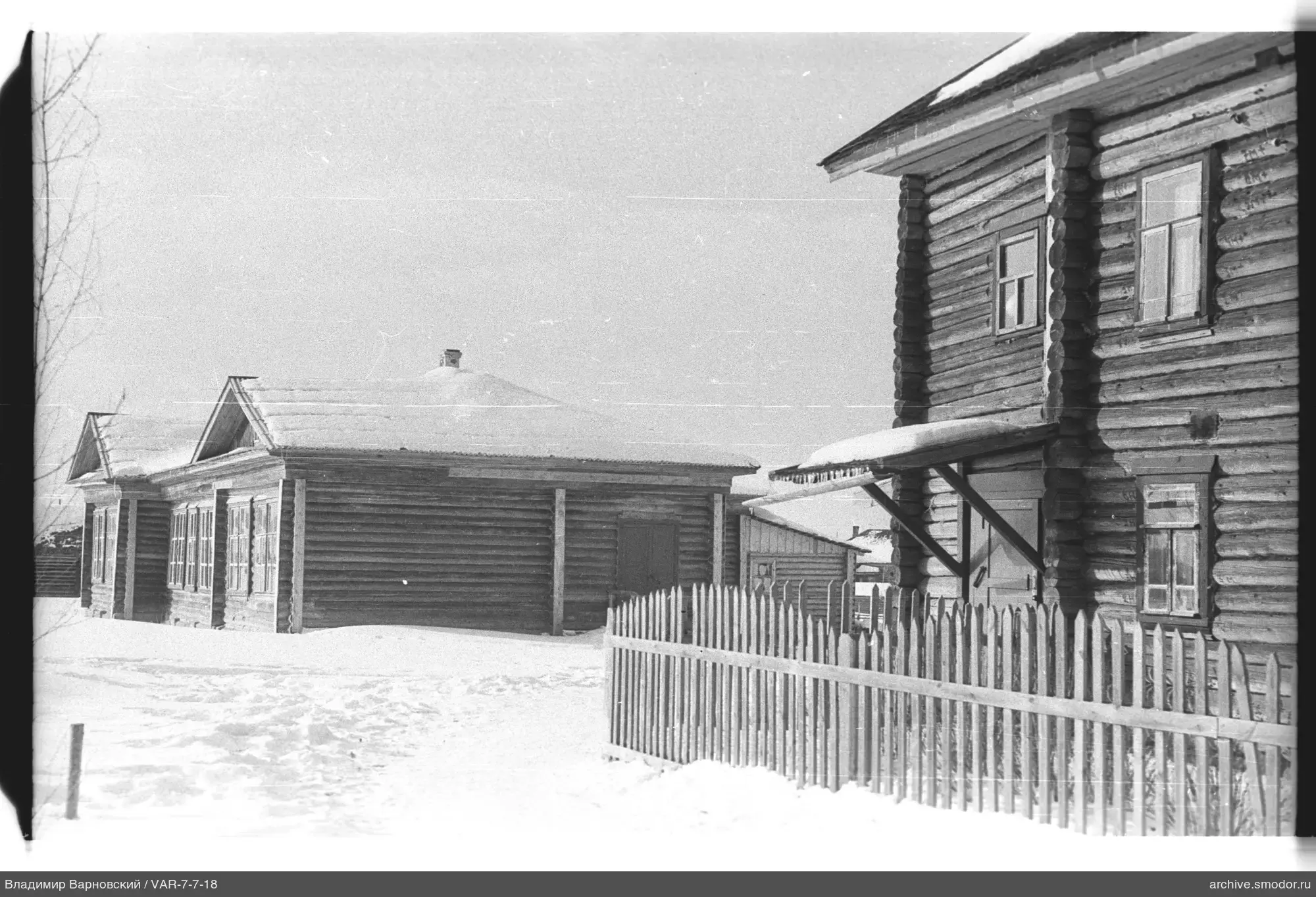 Деревянные дома на снегу