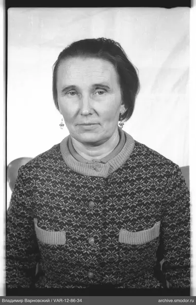 Porträt einer Frau im dunklen Jacke