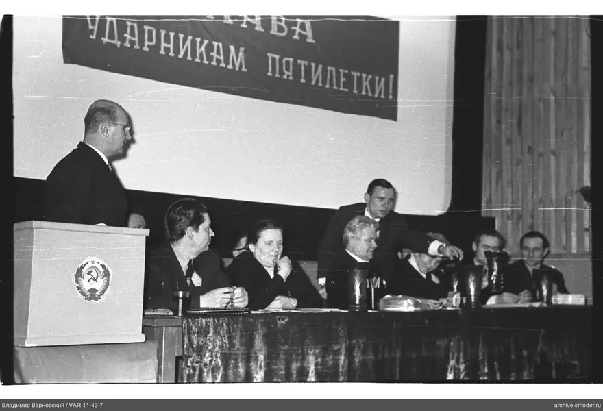 Мужчина за трибуной на мероприятии