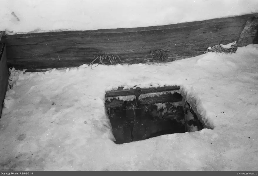 Schneedecke mit Ausschnitt und Holzkonstruktion