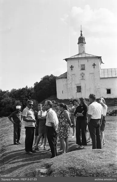Gruppe vor altem Gebäude mit Kreuzen