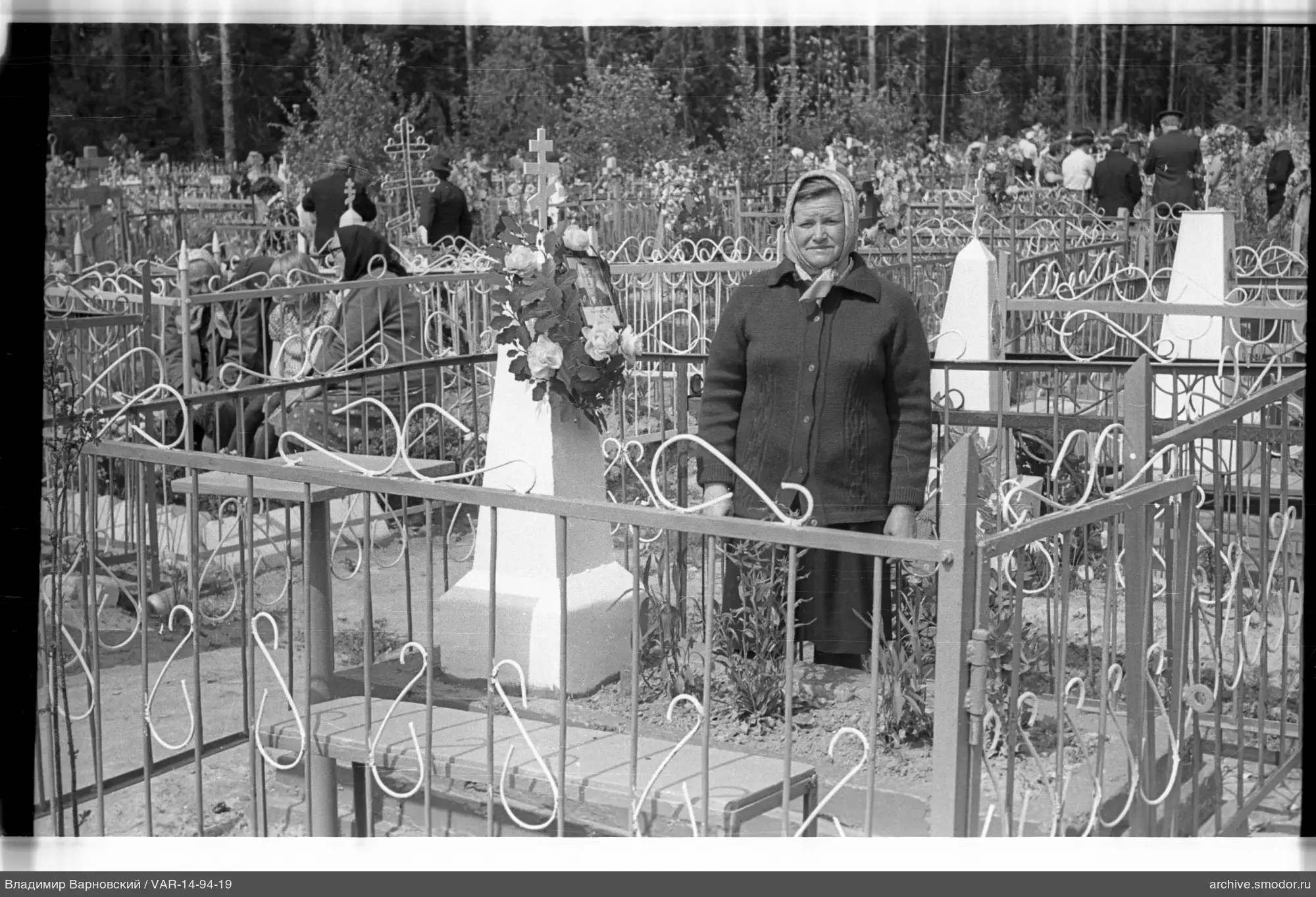 Женщина у памятника на кладбище