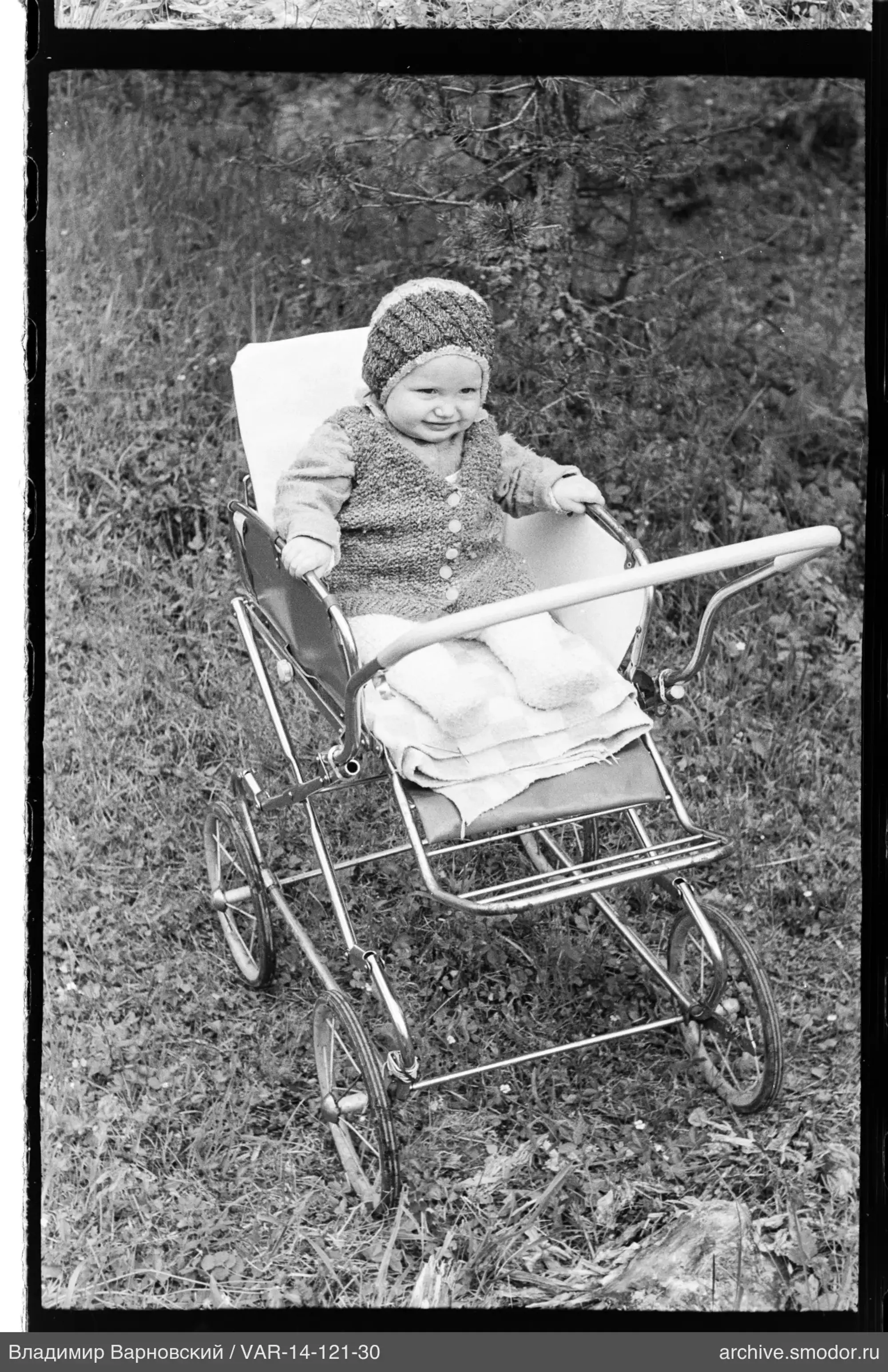 Kind im Kinderwagen auf Gras