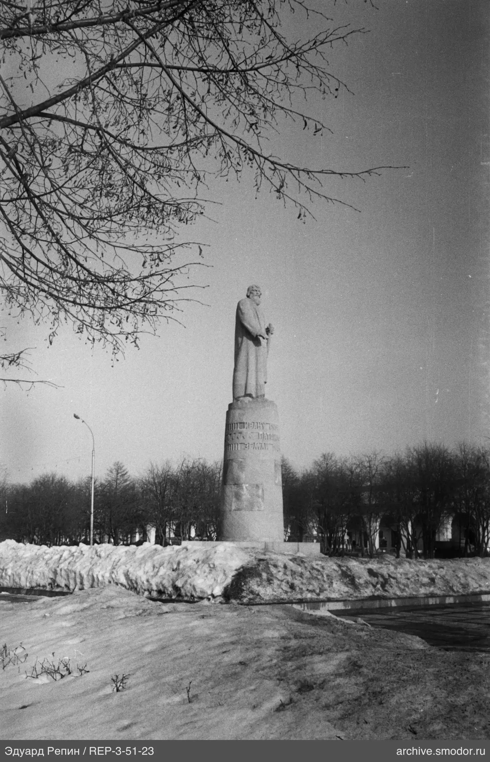 Steindenkmal mit Männerfigur