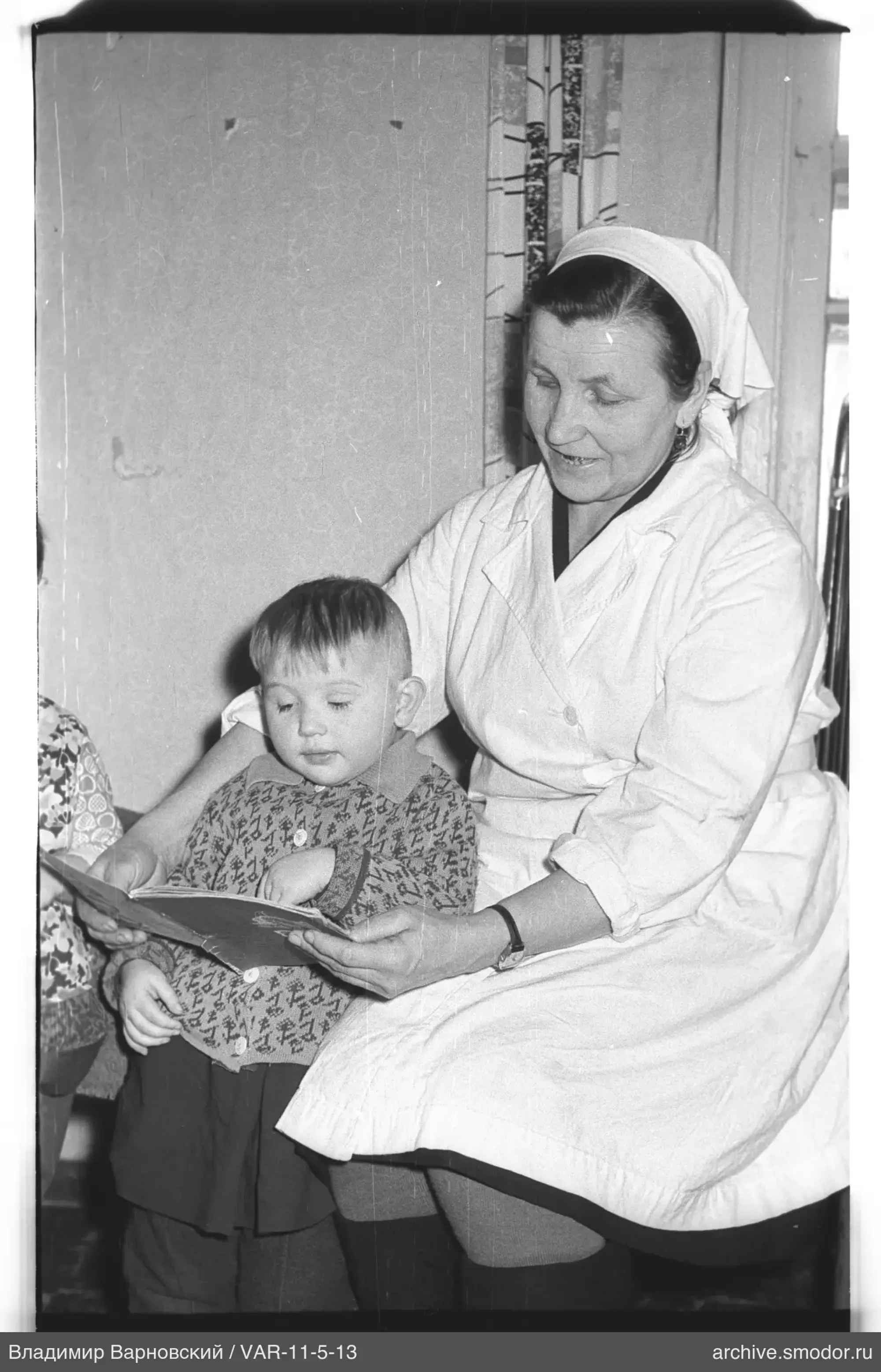 Frau mit Kind und Buch