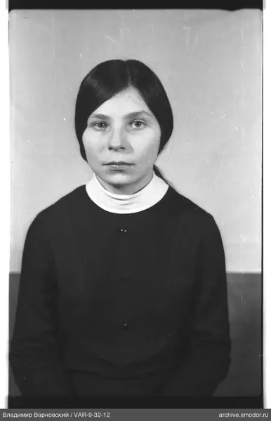 Porträt einer Frau in dunklem Cardigan