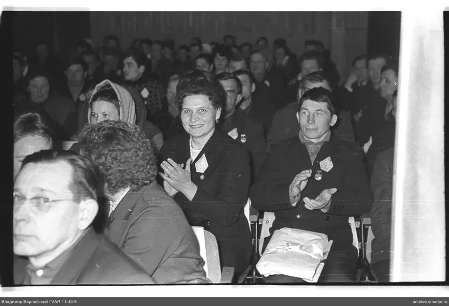 Menschen im Saal bei Veranstaltung