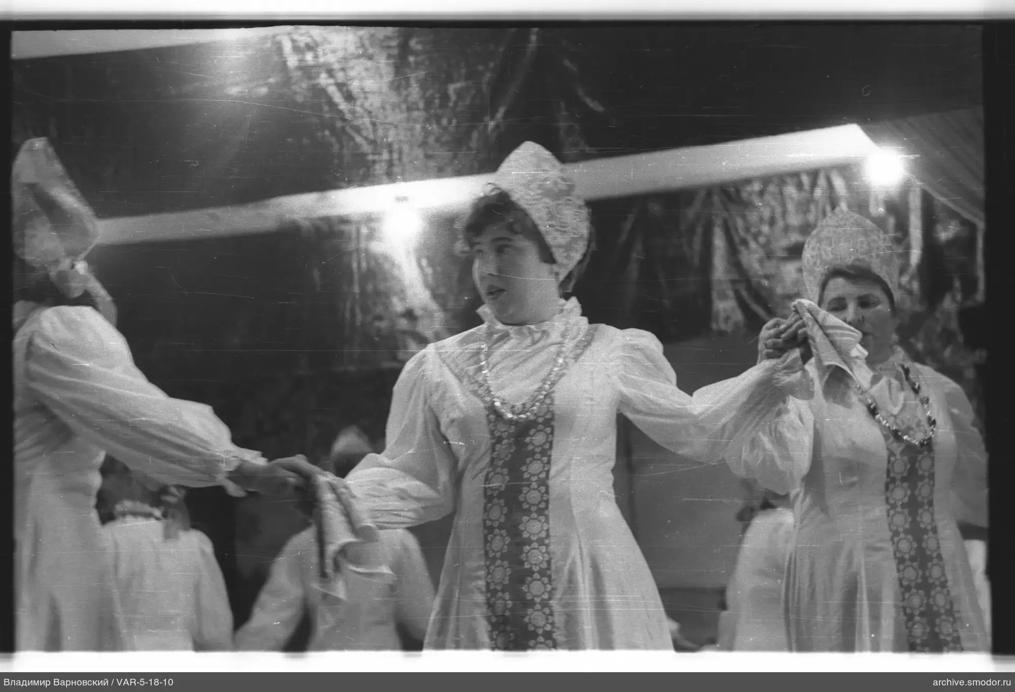Frauen in traditionellen russischen Kostümen