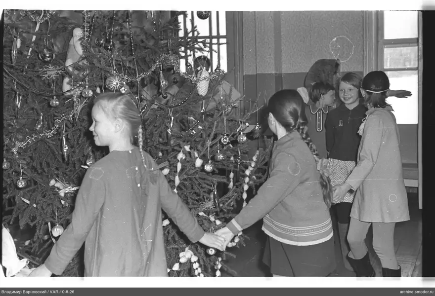 Mädchen um geschmückten Weihnachtsbaum