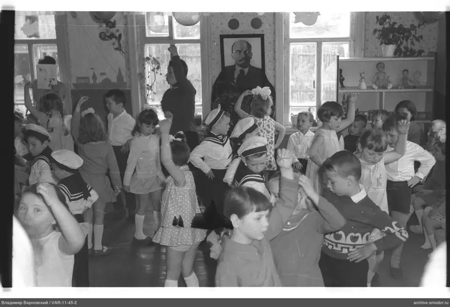 Kinder und Erwachsene bei einer Veranstaltung im Raum