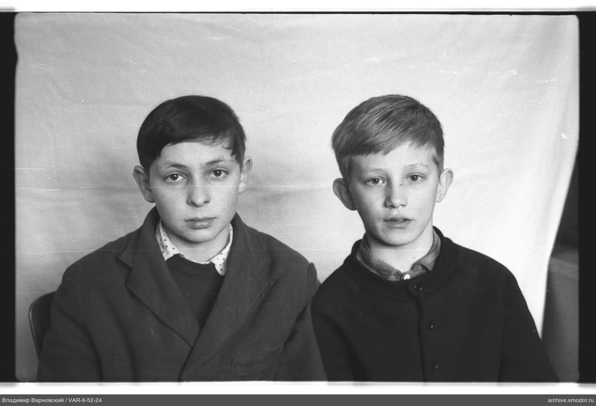 Два мальчика на групповой фотопортрет
