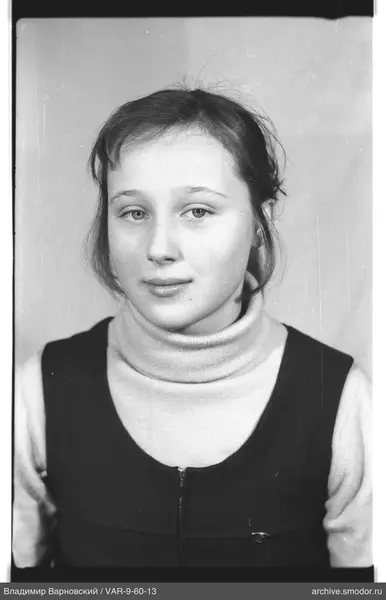 Porträt einer Frau in Pullover und Weste