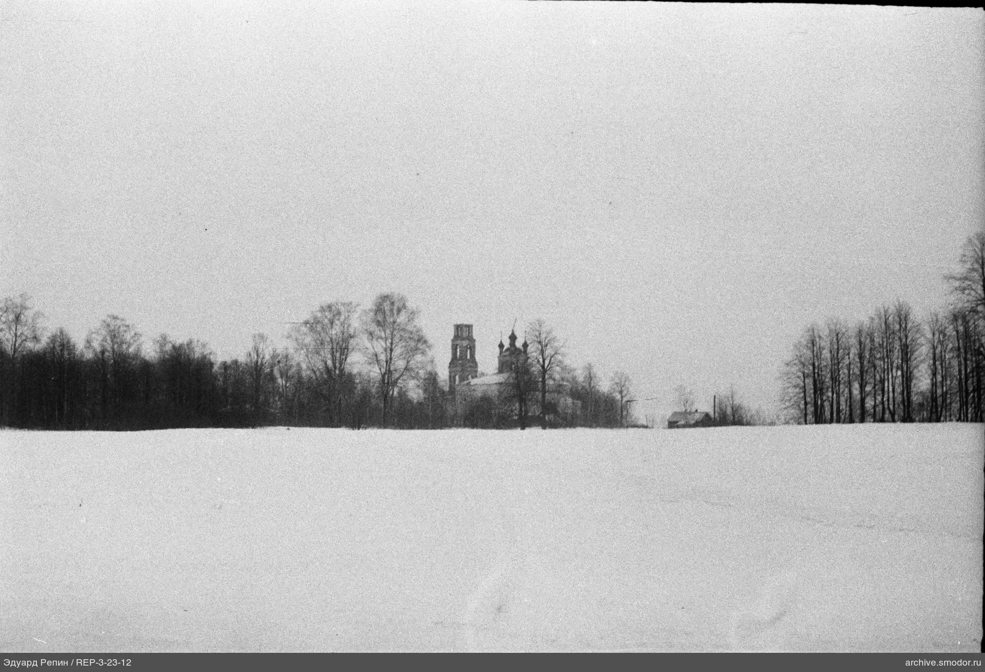 Winterlandschaft mit Kirche und Haus
