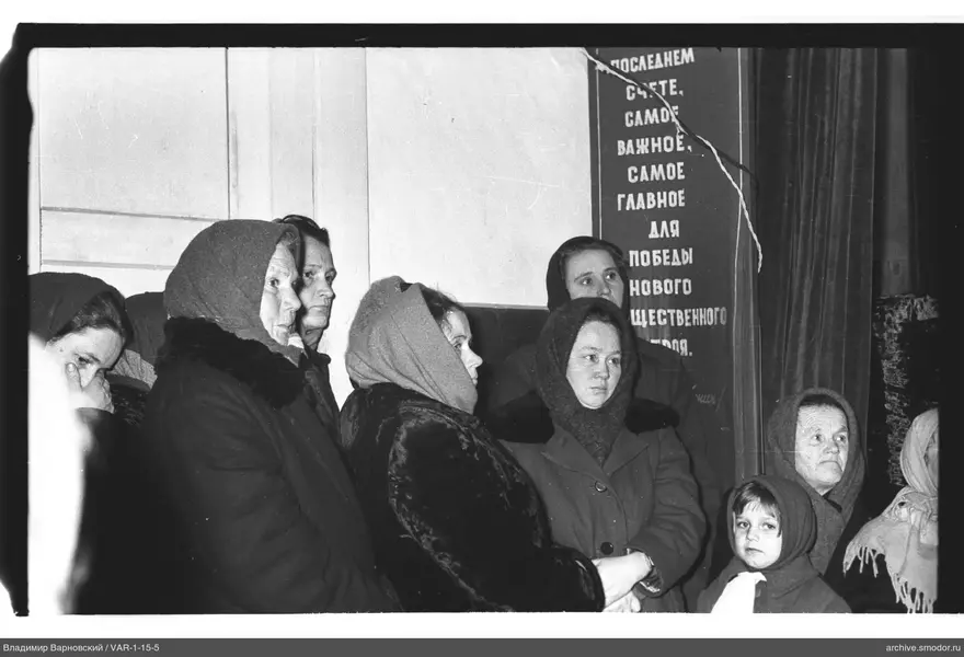 Gruppe von Frauen und Kind an Wand mit Plakat
