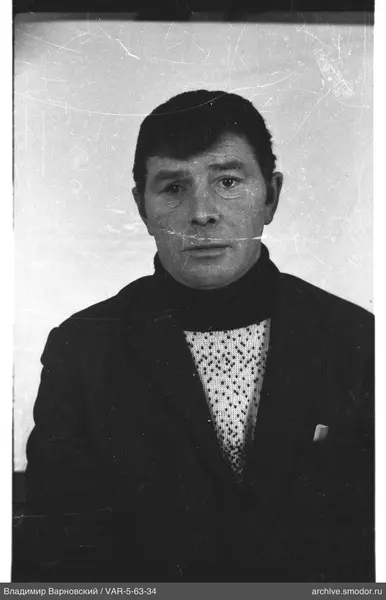 Porträt eines Mannes in Jacke und Pullover
