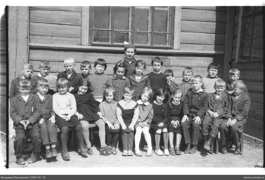Gruppenporträt von Kindern und Frau