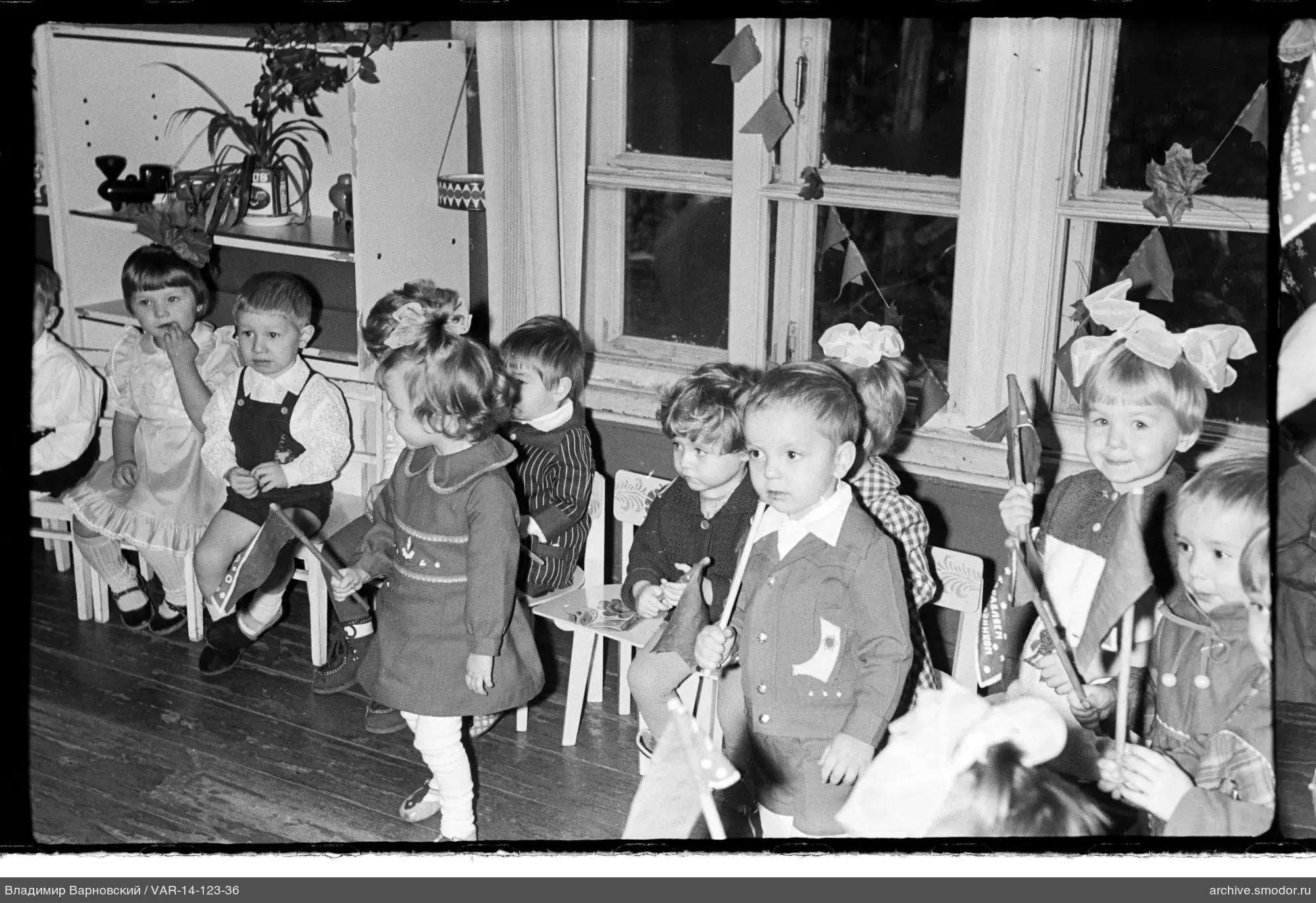 Gruppenporträt von Kindern im Raum