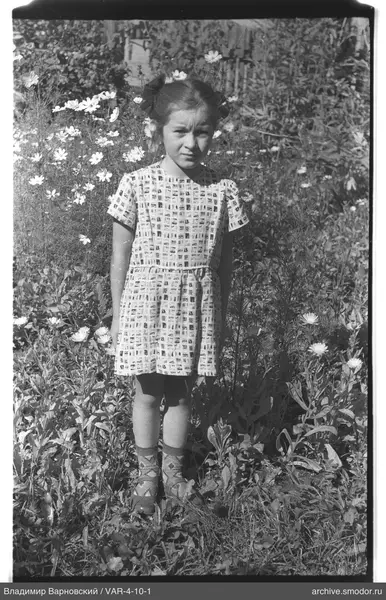 Mädchen in kurzes Kleid zwischen Blumen