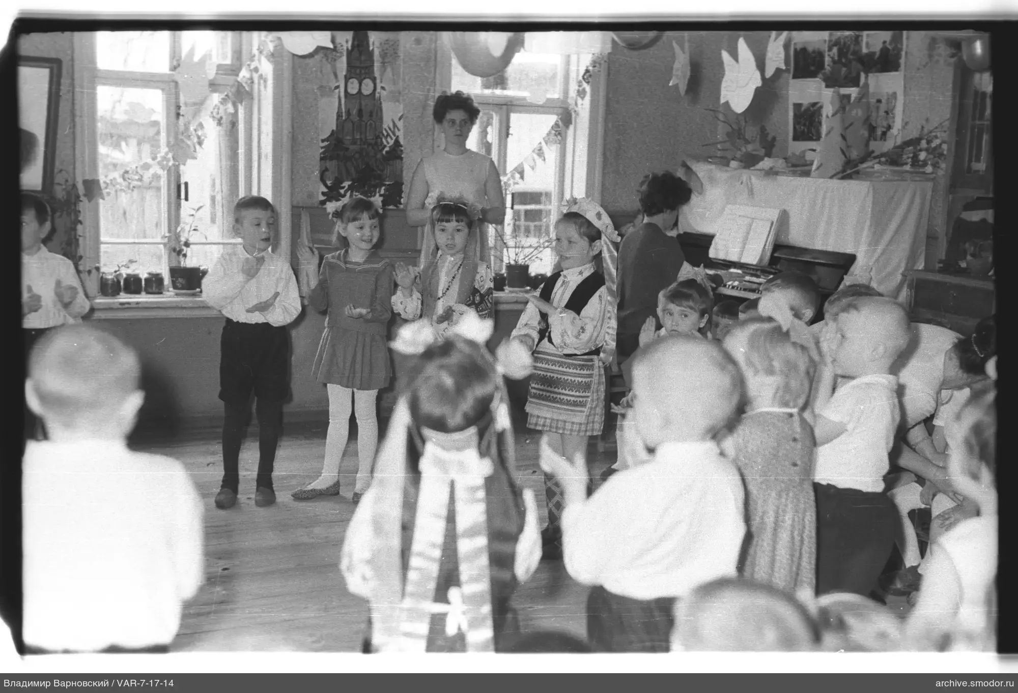 Kinder und Frauen im Raum