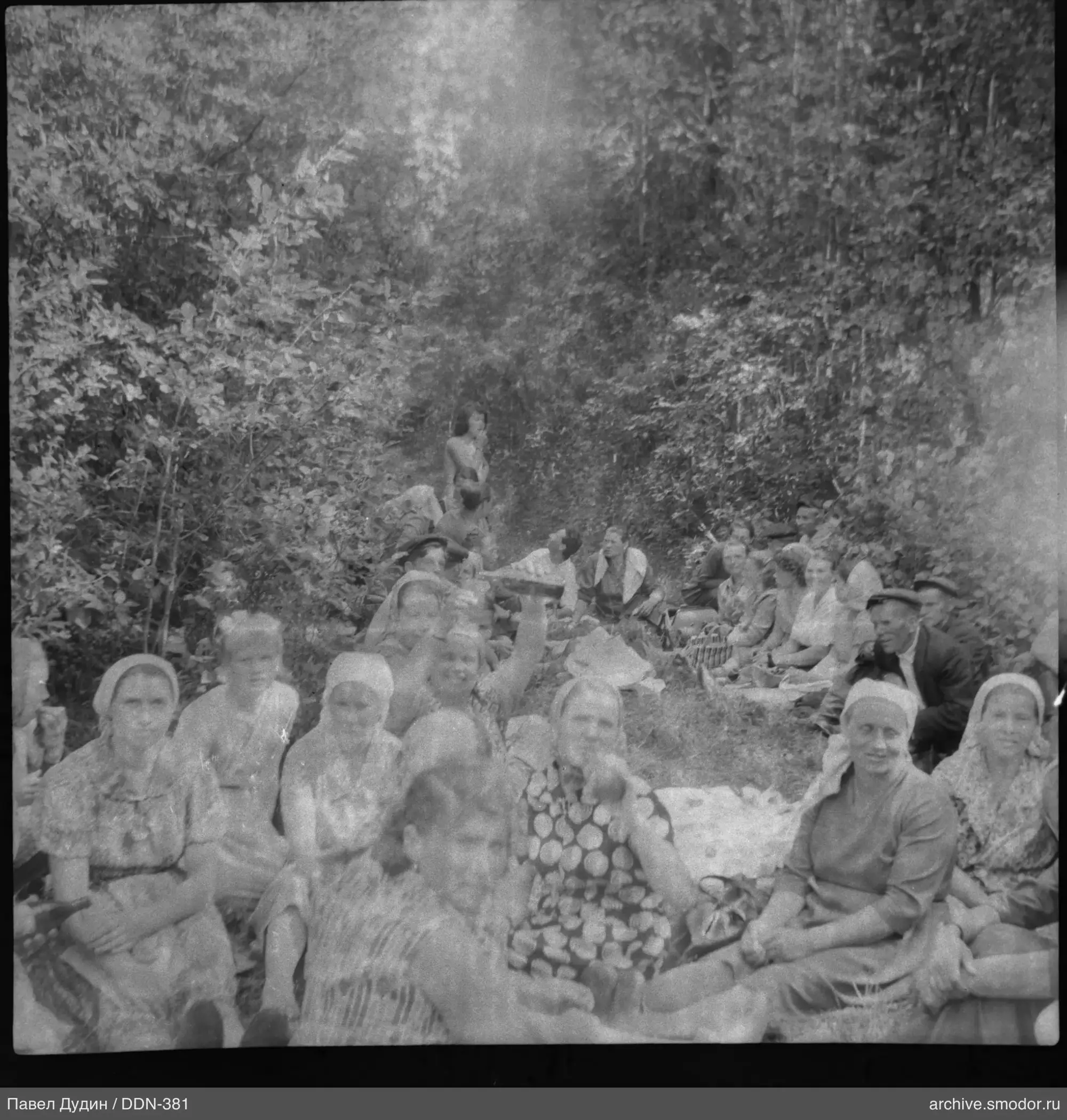 Gruppe von Menschen im Wald