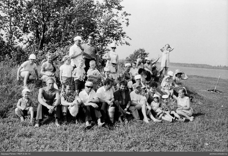 Gruppe von Menschen auf grasbewachsenem Hang
