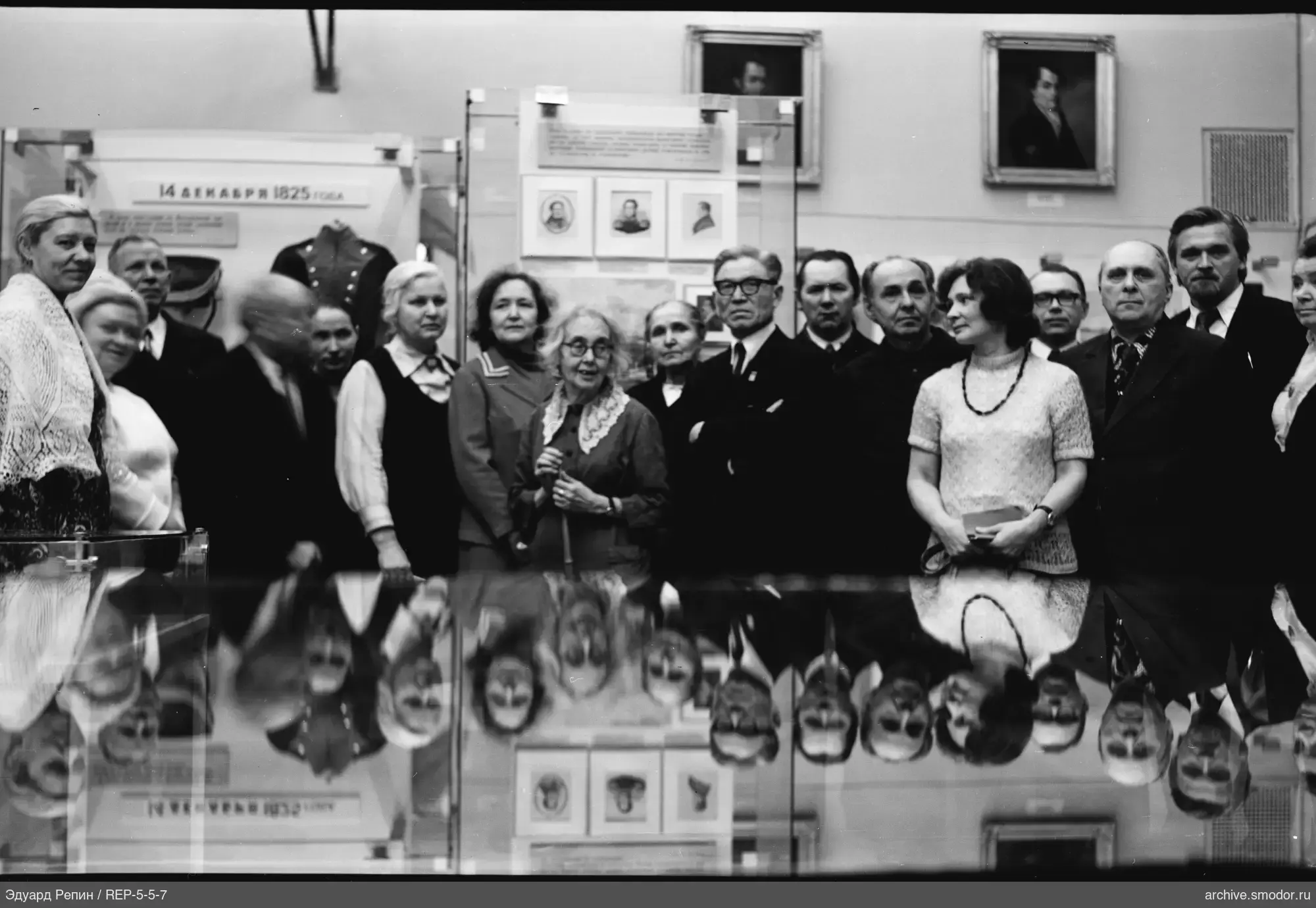 Gruppe vor Ausstellungsschrank