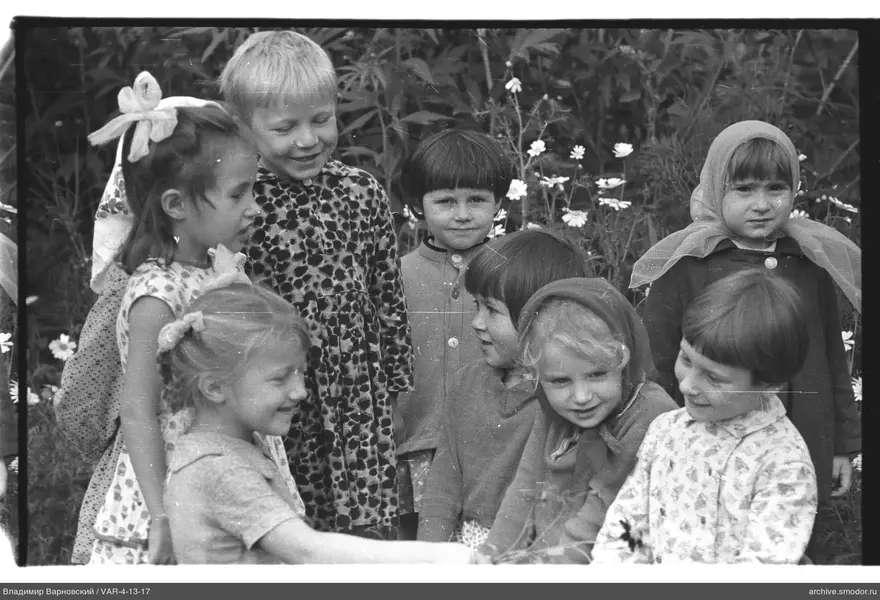 Gruppenporträt von Kindern im Freien