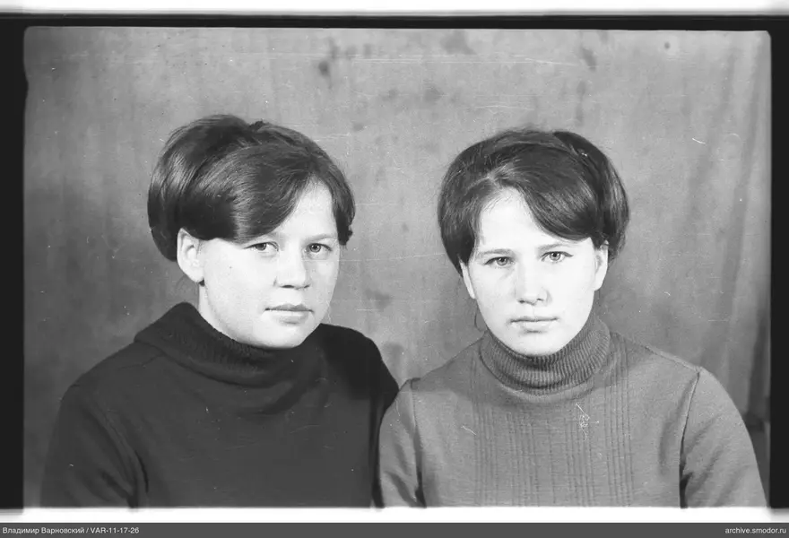 Zwei Frauen in Pullovern vor einer Wand