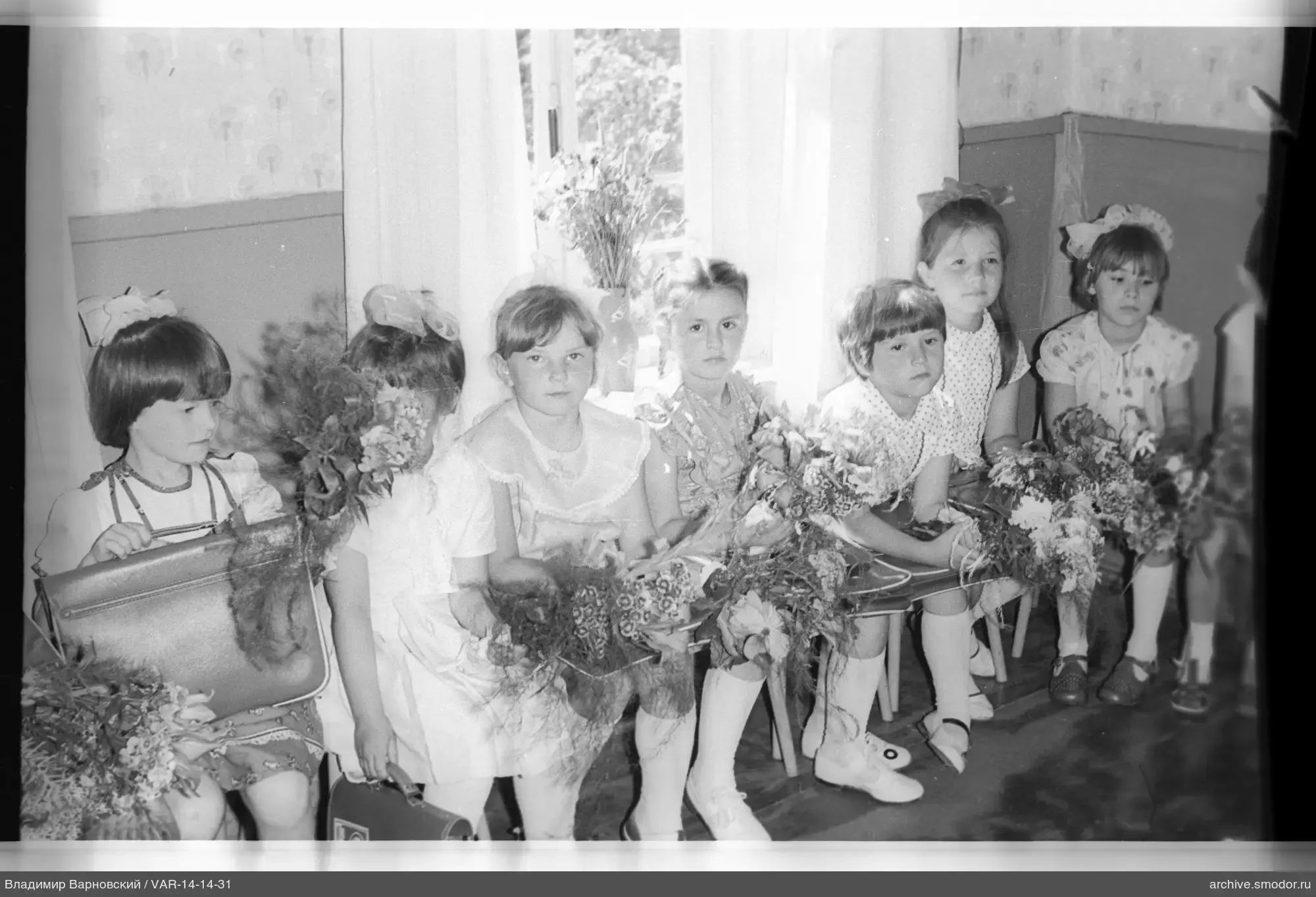Gruppenporträt von Mädchen mit Blumensträußen