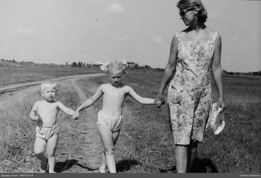 Frau mit Kindern auf Landstraße